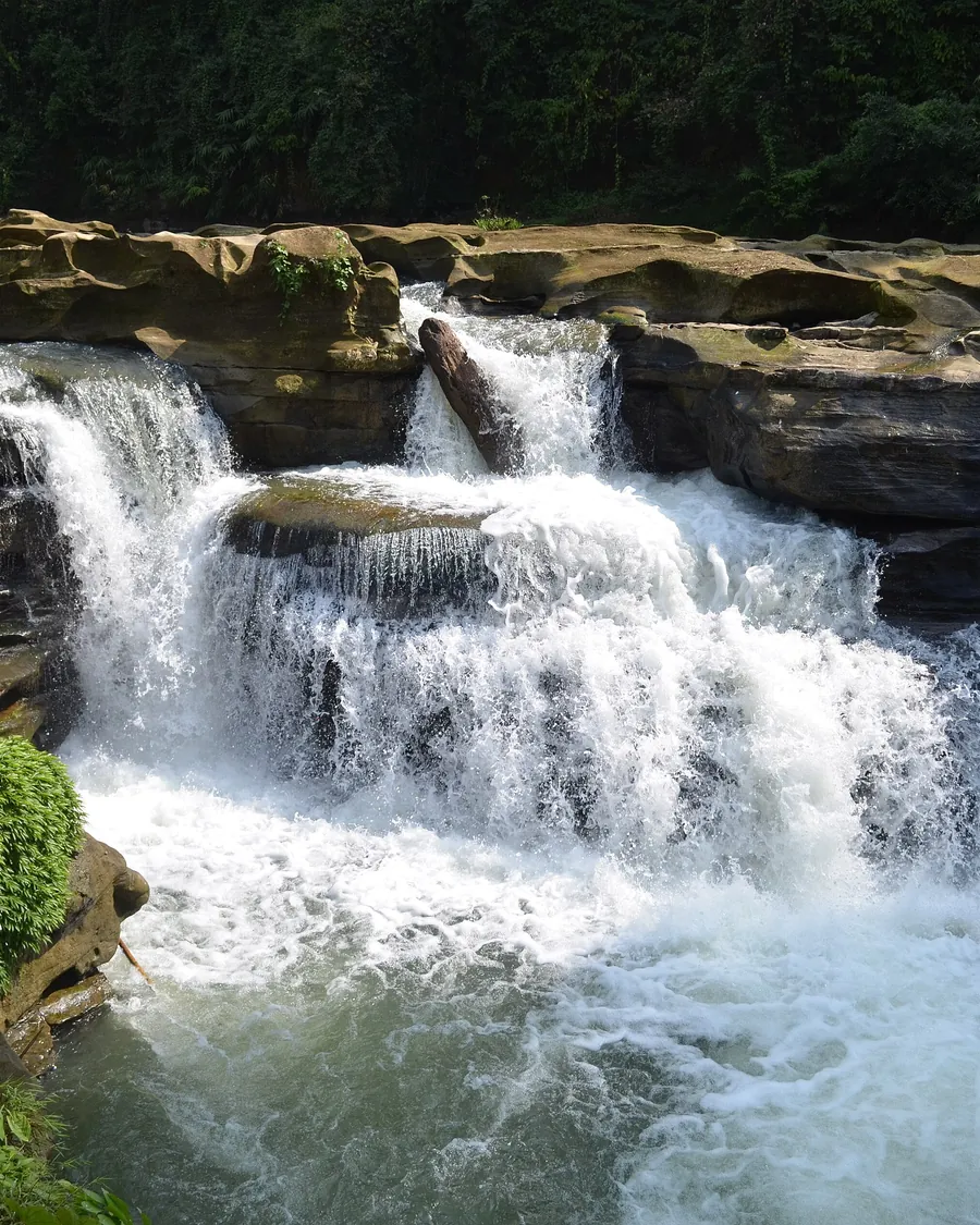 Water dropping over the wide ledge of Nafakhum falls