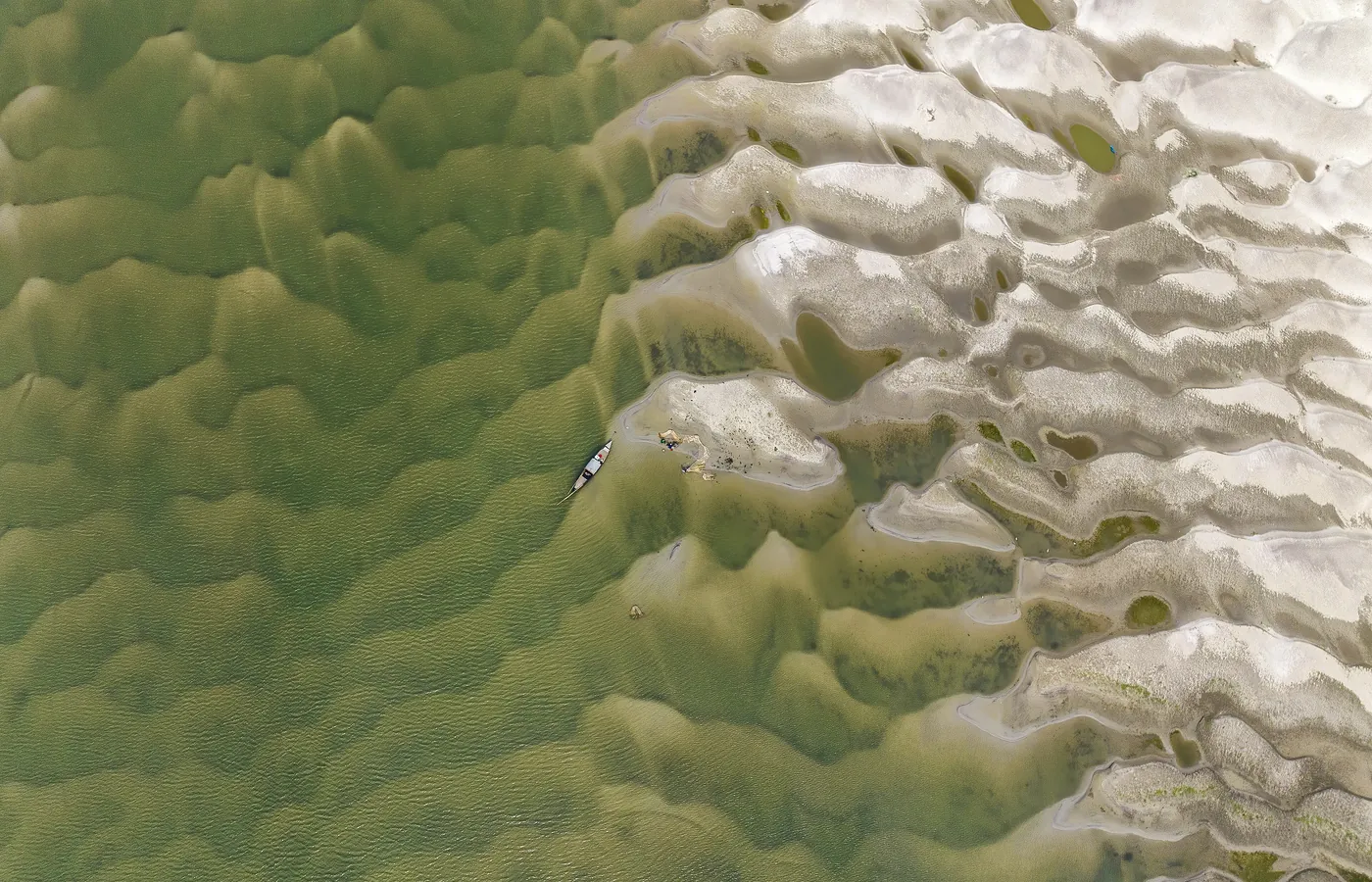Sand patterns in a wide braided river seen from above